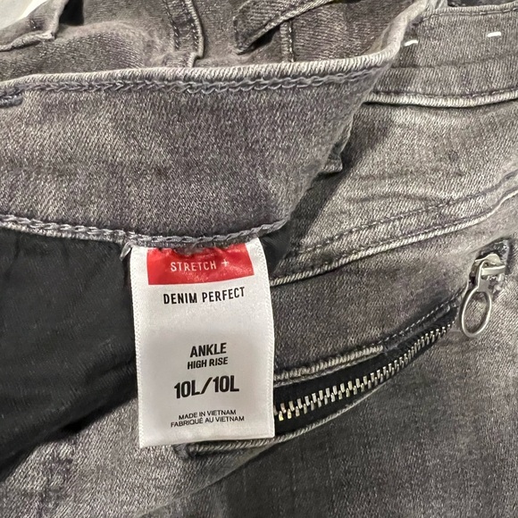 Express Gray Skinny Jeans with Vintage-Inspired Style - Picture 7 of 7